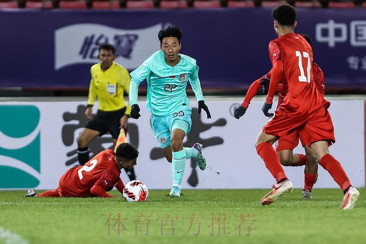 中国队2-0战胜巴林队 取得U17亚预赛开门红